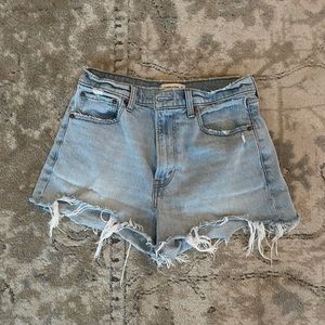 ABERCROMBIE HIGH RISE MOM SHORTS - SIZE 4/27